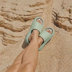 Cushionaire Women’s Green Feather EVA Cloud Recovery Slides – Size 8