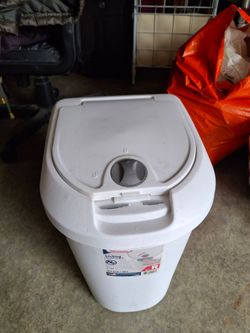 Sterilite 7.3 Gal Locking Touch Top Trash Can