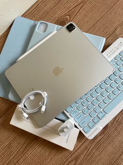 iPad Pro 12.9” (2020 model) 4th Generation 512GB with  keyboard case and pen & Accessories