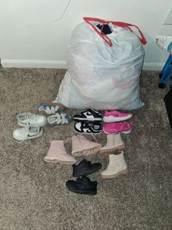 Baby girl clothes 24 months 2t3t shoes size 7.c8.c9.c clothes are like new$65 for all