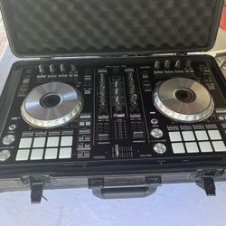 Pioneer Dj DDJ-SR2  2 Channel DJ Controller in excellent condition and a Magma Carry Lite DJ Case. Both for 