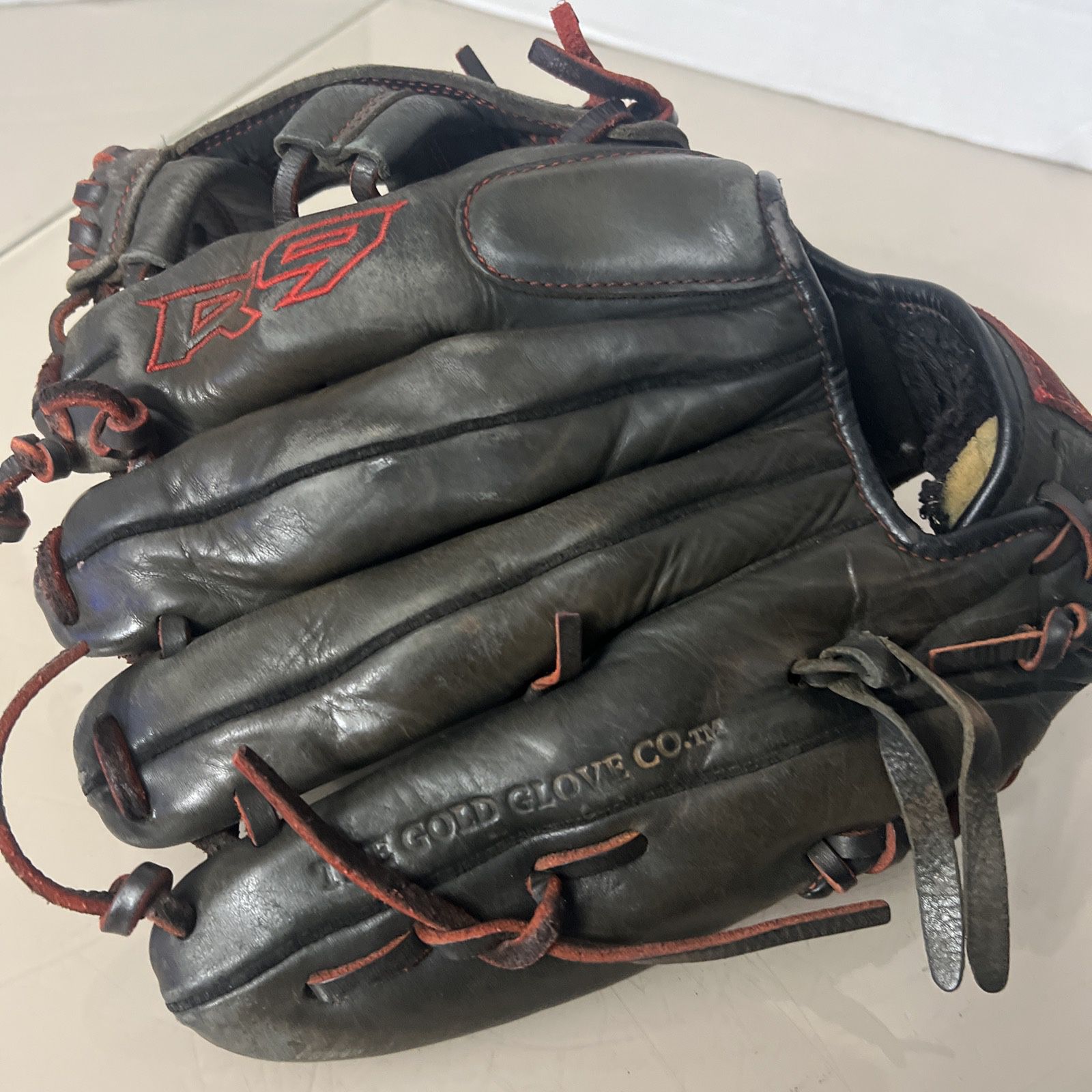 Rawlings R9 11” Youth Baseball Glove R9YPT1-19B Regular Right Hand Throw READ. Used in good condition. The gloves is well broken in. The main note wou