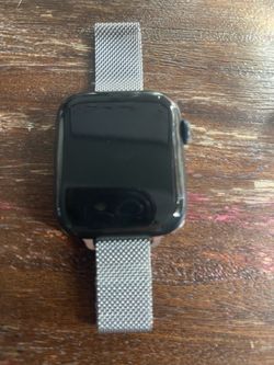 Apple Watch SE (2nd Generation), 44mm.