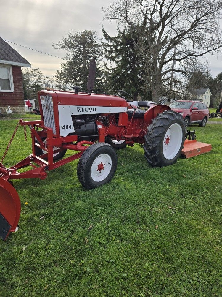 International Harvester Farmall 404
