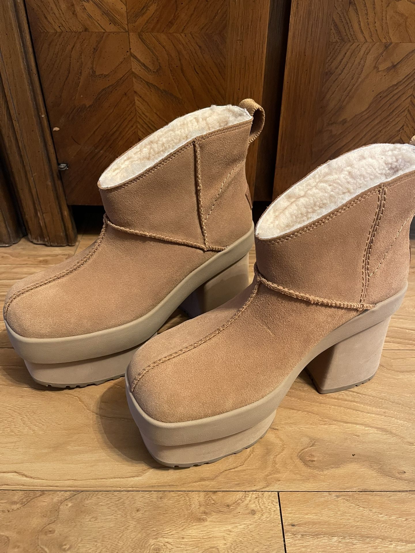 UGG New Heights Platform Mini boot