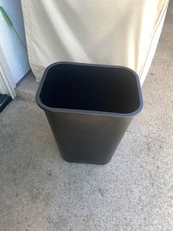 Clean and like new Trash can tall Rubbermaid