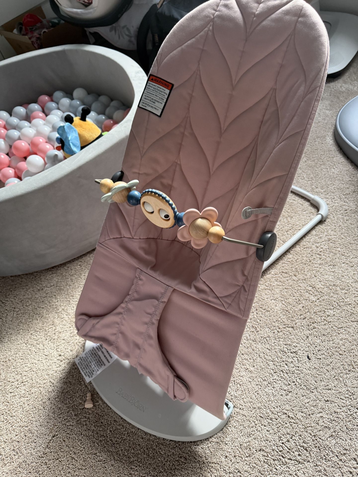 BabyBjörn Bouncer Bliss, Dusty Pink, Woven, Petal Quilt | 2-in-1 Adjustable Baby Bouncer Seat and Toddler Chair, Newborn to Toddler (8-29 lbs),