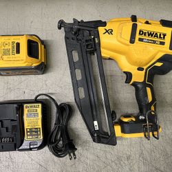 DeWalt DCN660 Nail Gun W Battery And Charger
