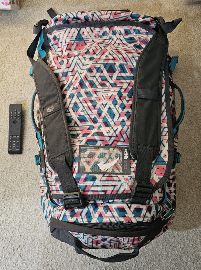 *** NORTH FACE duffel bag / Large / Used / excellent condition / $60 / meet In Kent near Trader Joe's ***