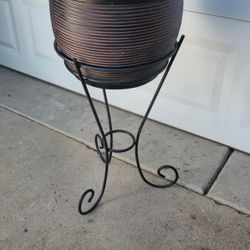 ** Beatiful Metal stand & Resin Pot**