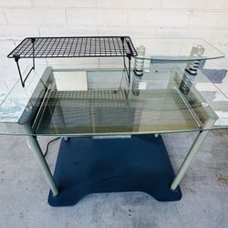 COMPUTER DESK PERFECT CONDITION WITH ACCESORIOS ESCRITORIO PARA LA COMPUTADORA PERFECTO CONDICIONES 