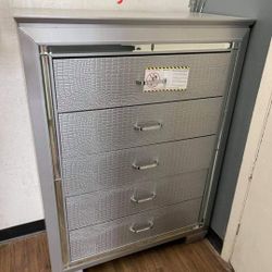 ☆ New/ Lillian Silver Chest/ Queen And King Size Bedroom Set Available 