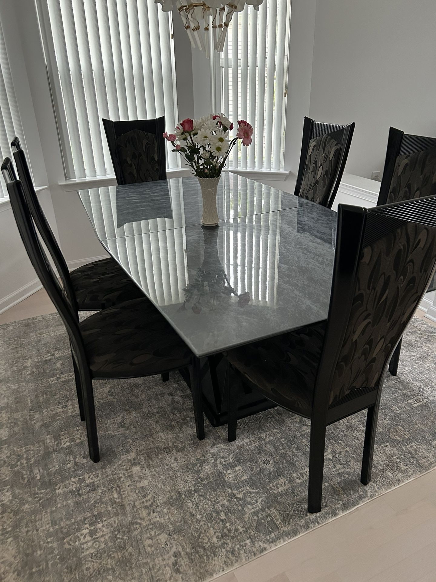 Dining Room Table And Chairs 