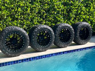 35x13.50R20 Wheel & Tire Package