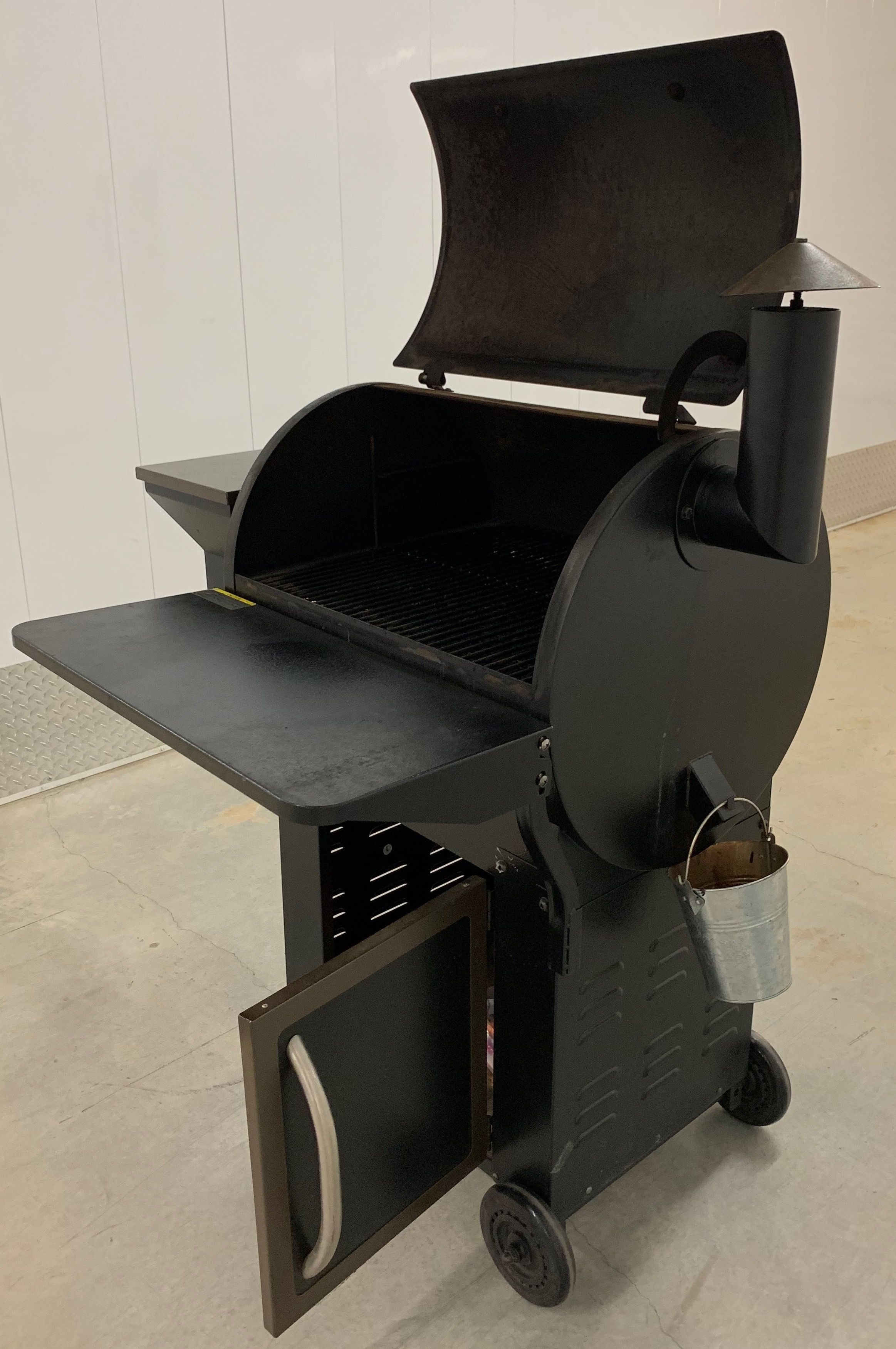 Traegar Century Wood Pellet Grill Smoker BBQ07C.01 for Sale in Bellevue