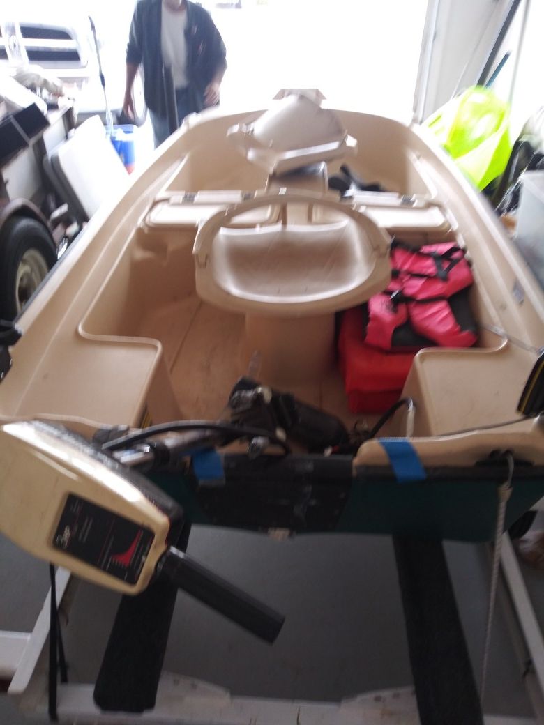 Boat bass hound 9.4 with trialer for Sale in Surprise, AZ OfferUp