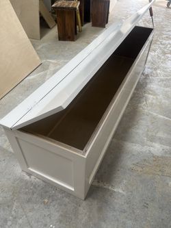 Storage Bench In white Lacquer