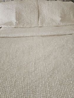 Pearlescent bead cover with 2 pillows.