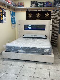 King size $899 fire place bed frame👈👈