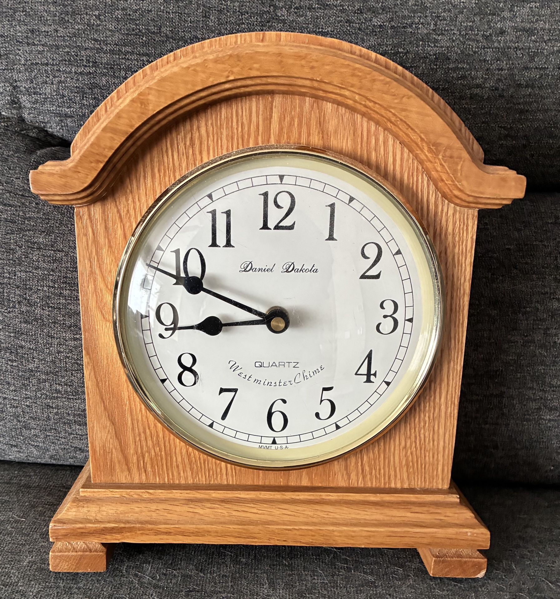 Daniel Dakota Quartz Mantle Clock Wood Westminster Chimes Battery Operated Works Perfectly Very Good Used Condition