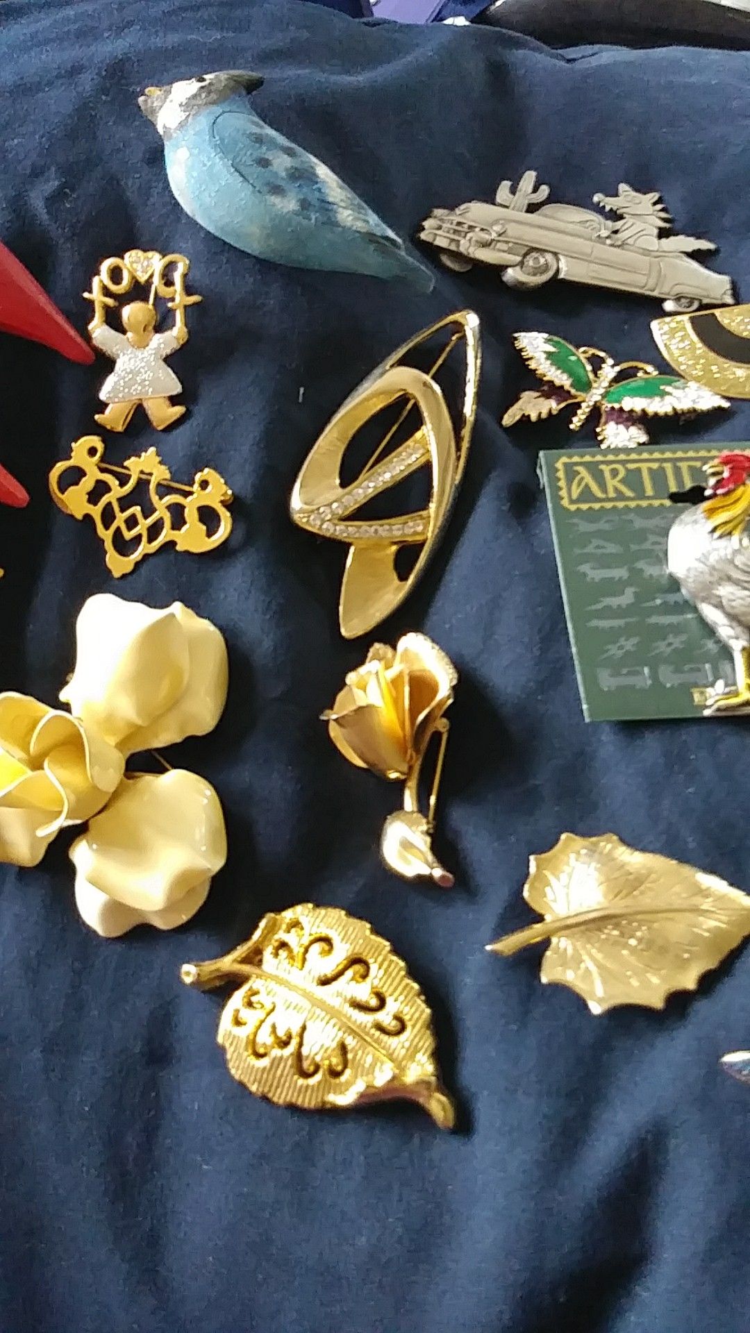 19 VINTAGE LAPEL PINS/BROOCHES