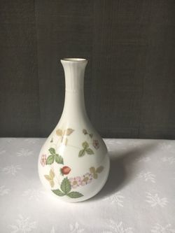 Wedgwood bone china wild strawberry posey pot vase