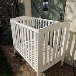 Collapsible Baby Crib On Wheels