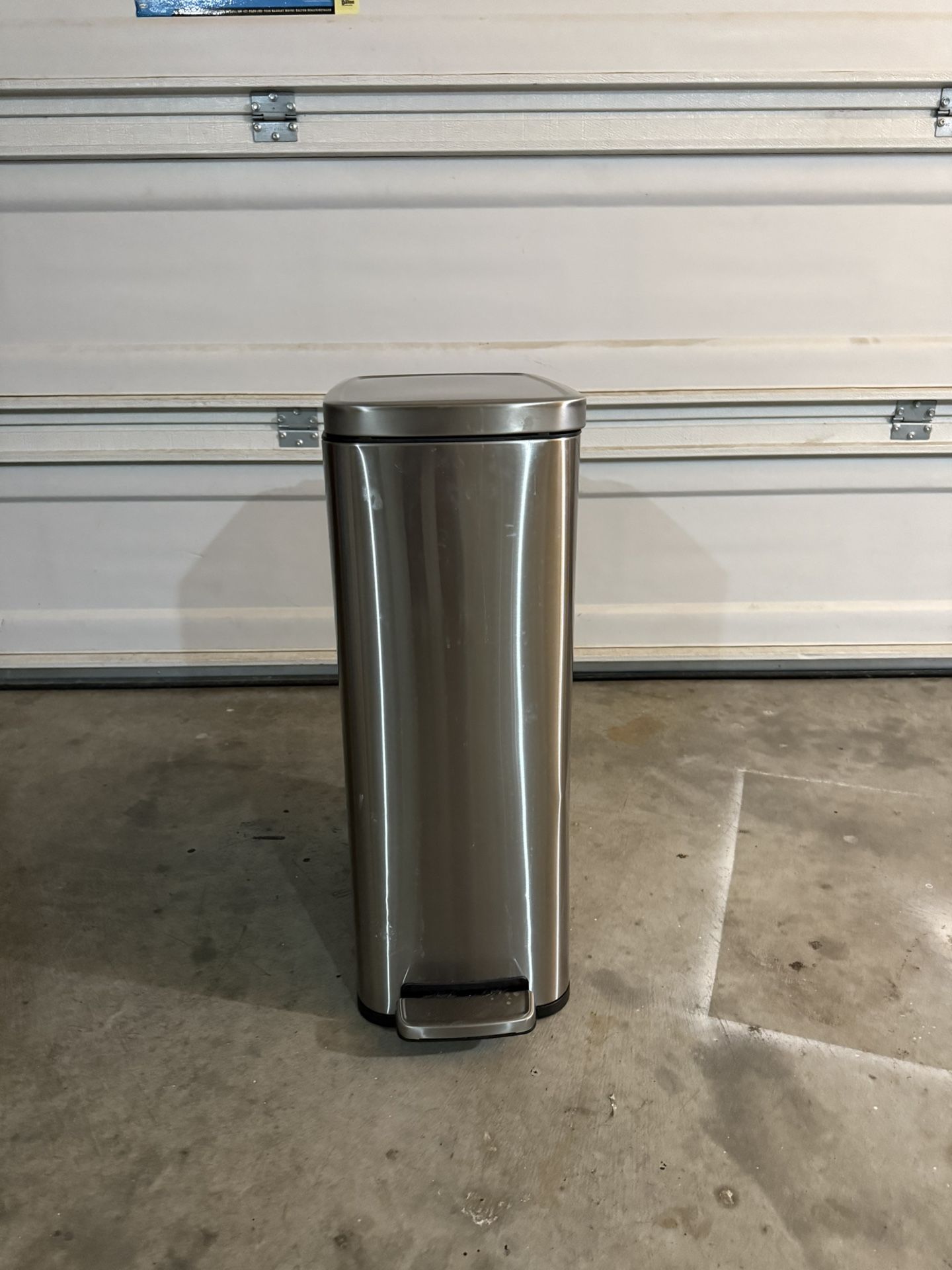 TRASH CAN