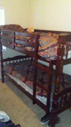 Twin bunk bed