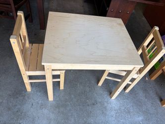 Kids table with 2 chairs