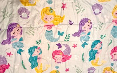 Like-new 5pc full mermaid bedding set. Barely used. Includes comforter, 2 pillowcases, pink fitted sheet, and mattress protector.