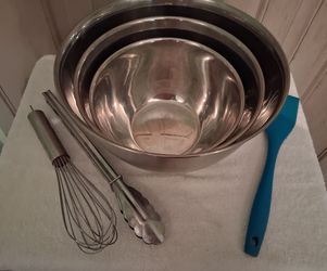 Set of 3 Stainless Steel Nesting Bowls and kitchen Utinsels