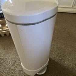Munchkin Step Baby Diaper Pail