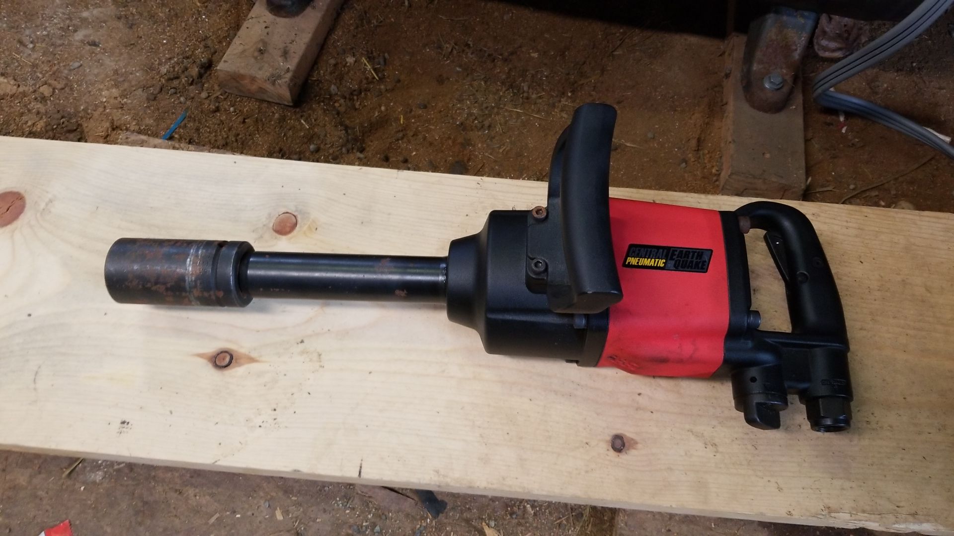 Central pneumatic 1 inch impact gun. Comes with 33 mm socker