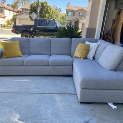 perfect condition gray sectional couch !!