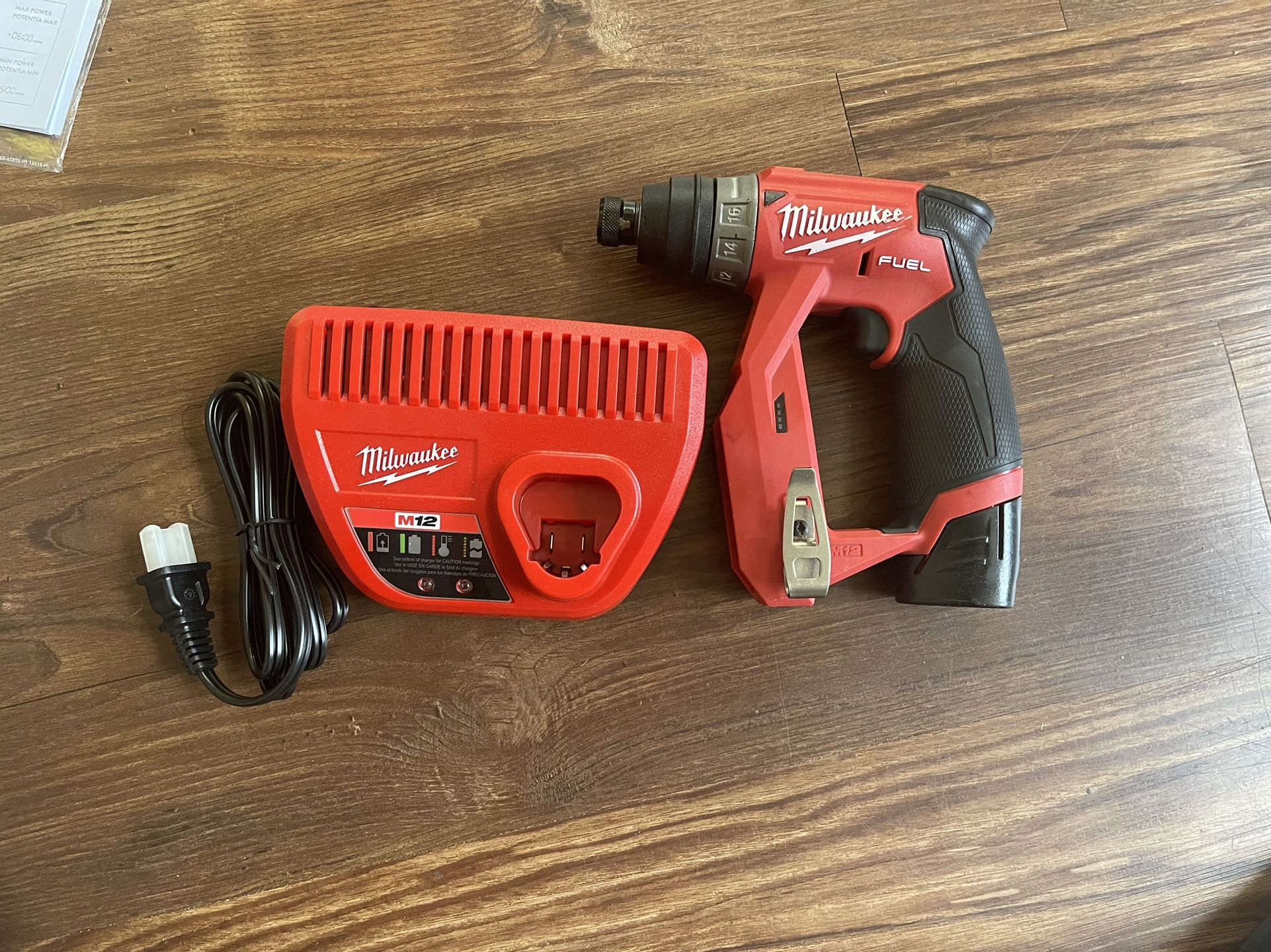 Milwaukee M12 Fuel Installation drill Battery and Charger