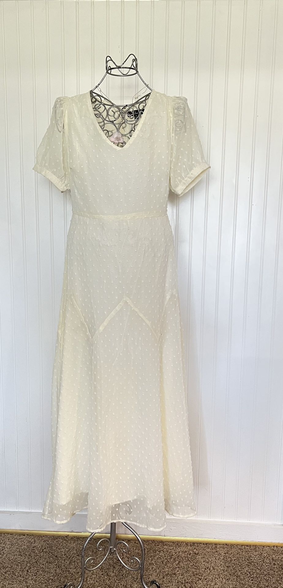 Lulu’s Cream dress Midi Dress Small Short Sleeve size M