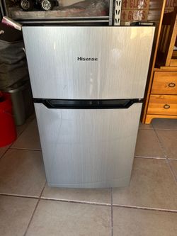 Hisense 3.3-cu ft Mini Fridge with Freezer