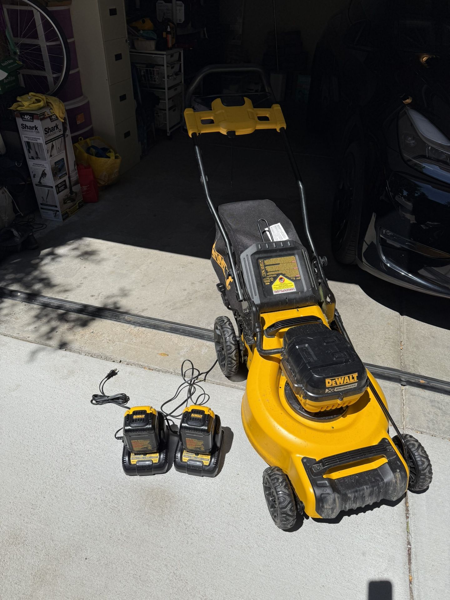 Like New Dewalt Electric Lawnmower Whit Extra Battery