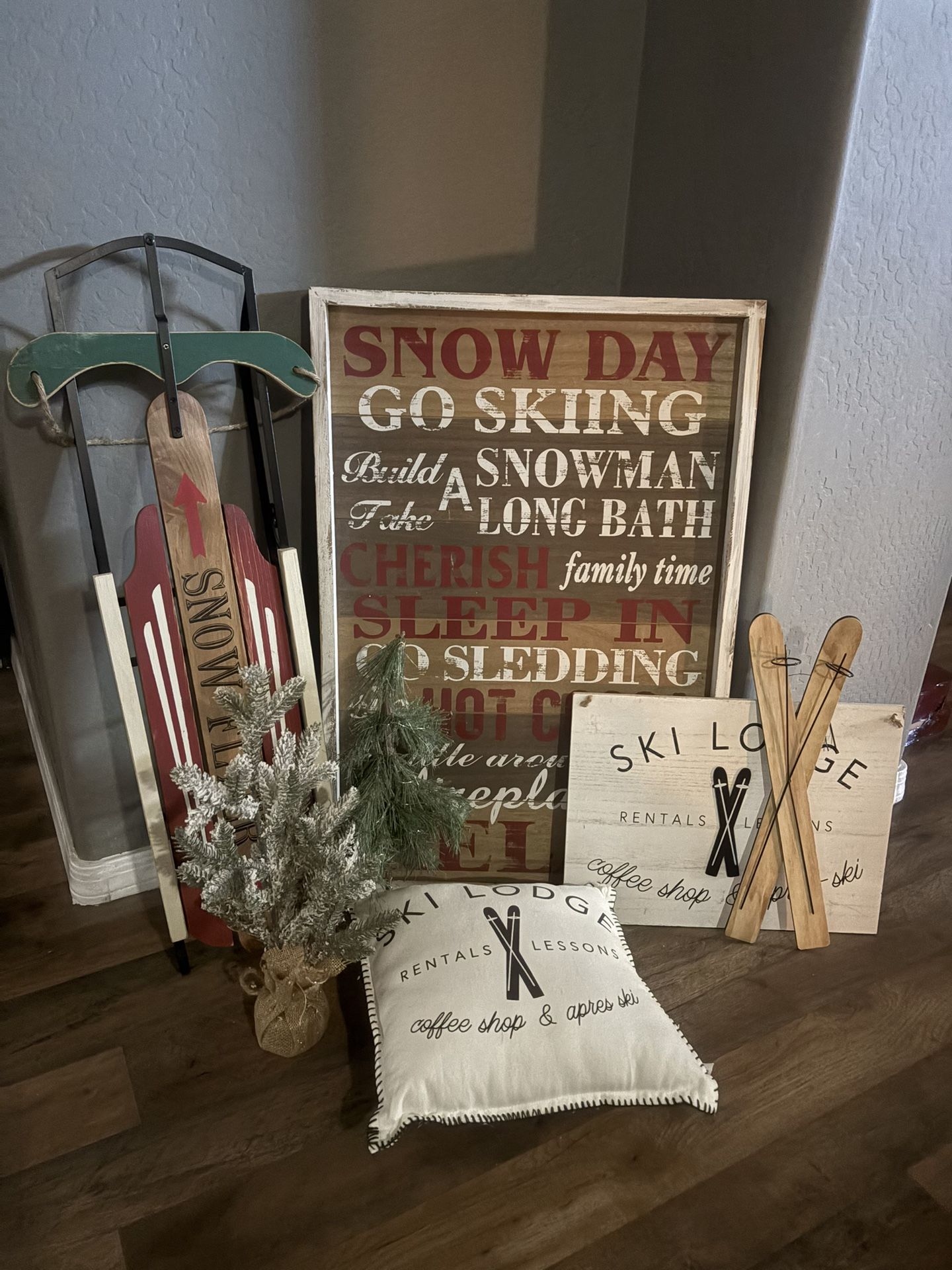 Cute Christmas Ski Decor