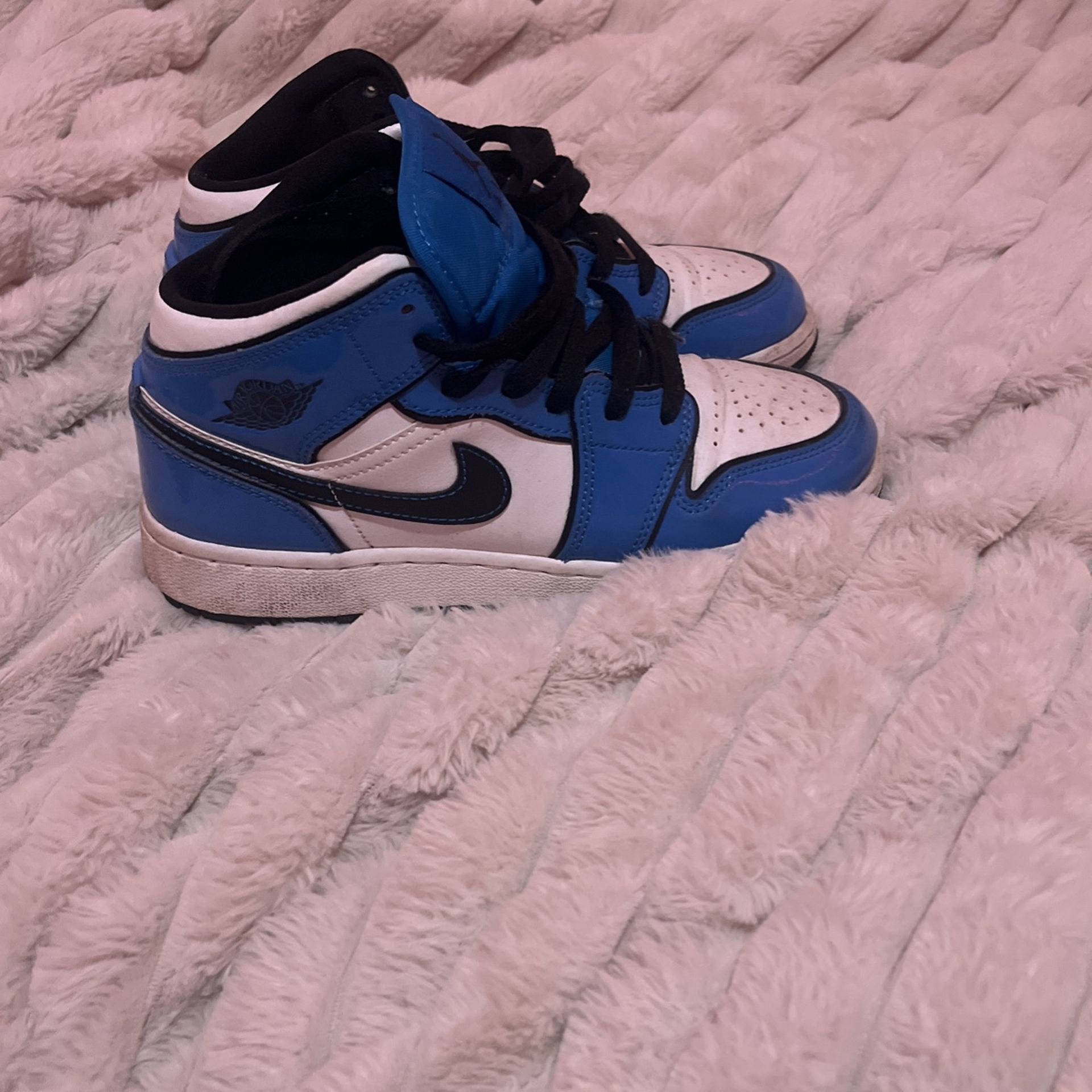 Air Jordan 1 Mid Signal Blue Size 4.5y