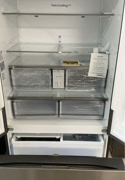 Bespoke counter depth refrigerator