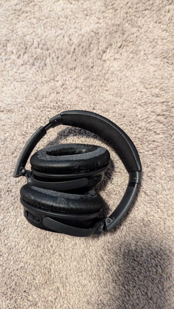 Bose QuietComfort 35  noise Cancelling Headphones 