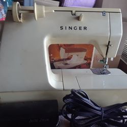 Singer Sewing Machine Futura II