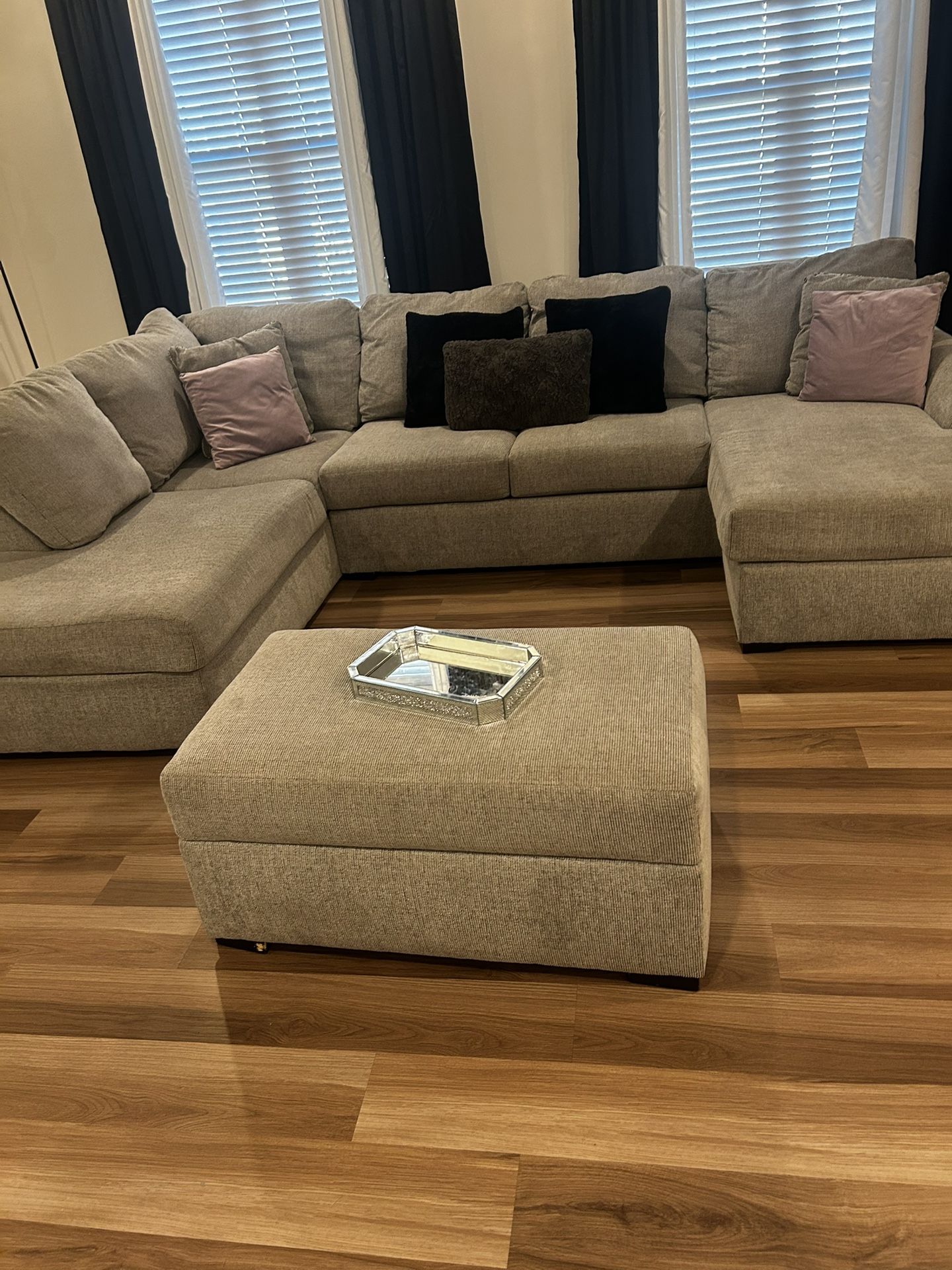 Living room Sectional With Ottoman