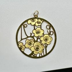 🌼 Beautiful, shiny gold tone flowers in circle lightweight large pendant