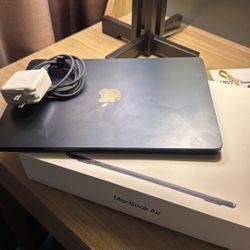 New MacBook Air M2 13.6 Inch