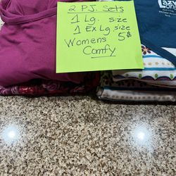 😀Two women’s pj sets😀