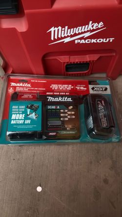 Makita 40v max XGT Battery and charger starter pack (NEW)