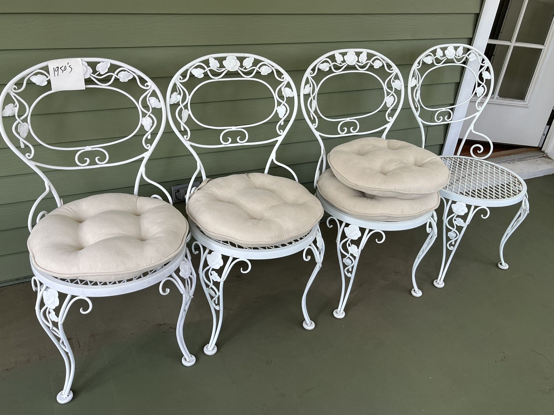 Hollywood regency 50’s Wrought Iron Table/ Chairs